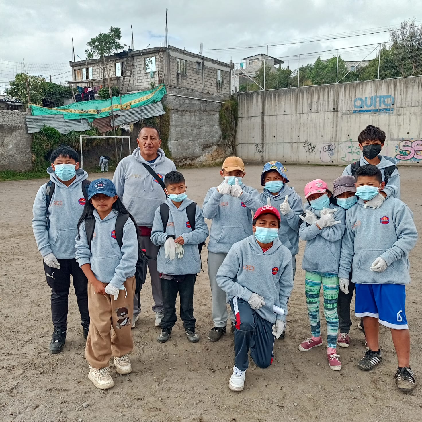 Grupo de deportistas en cancha de Quito