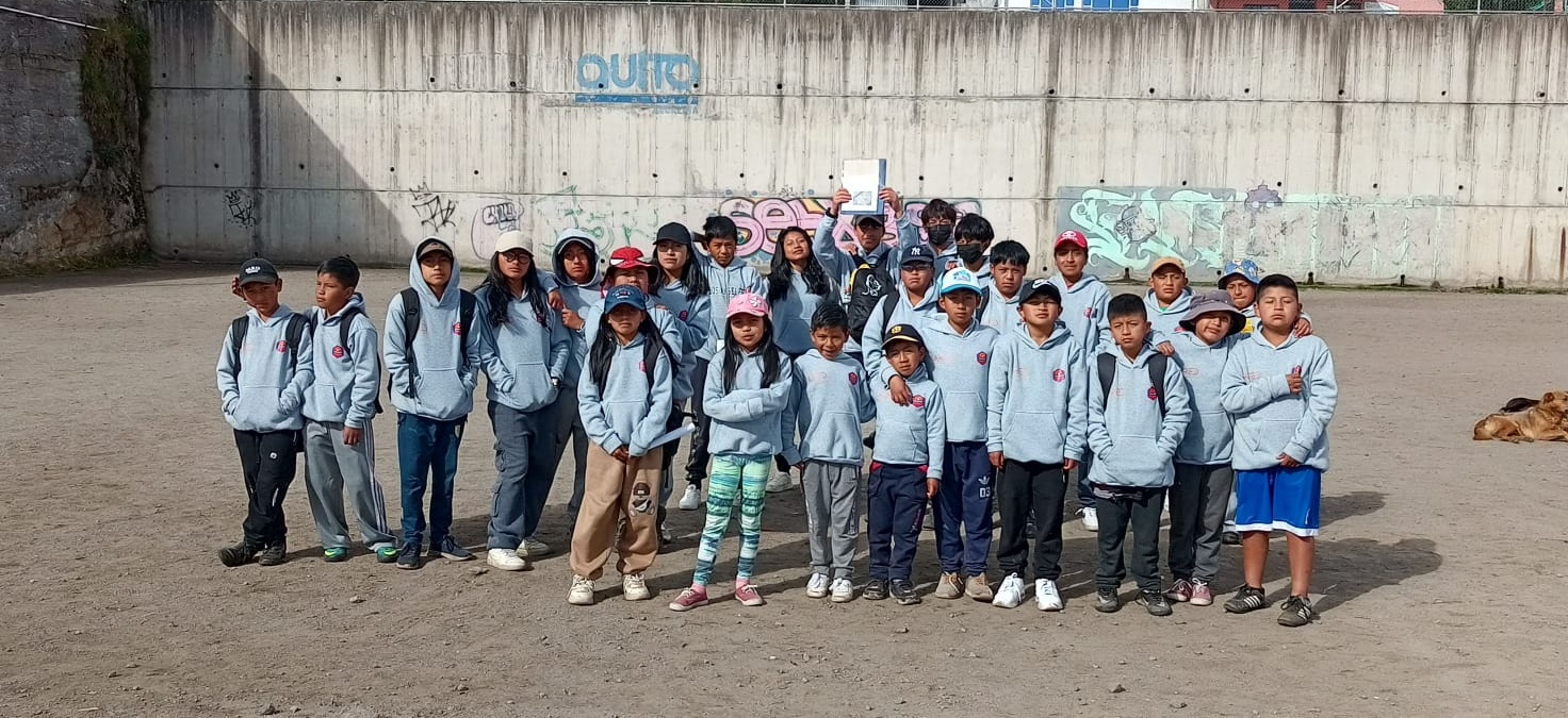 Deportistas en cancha comunitaria
