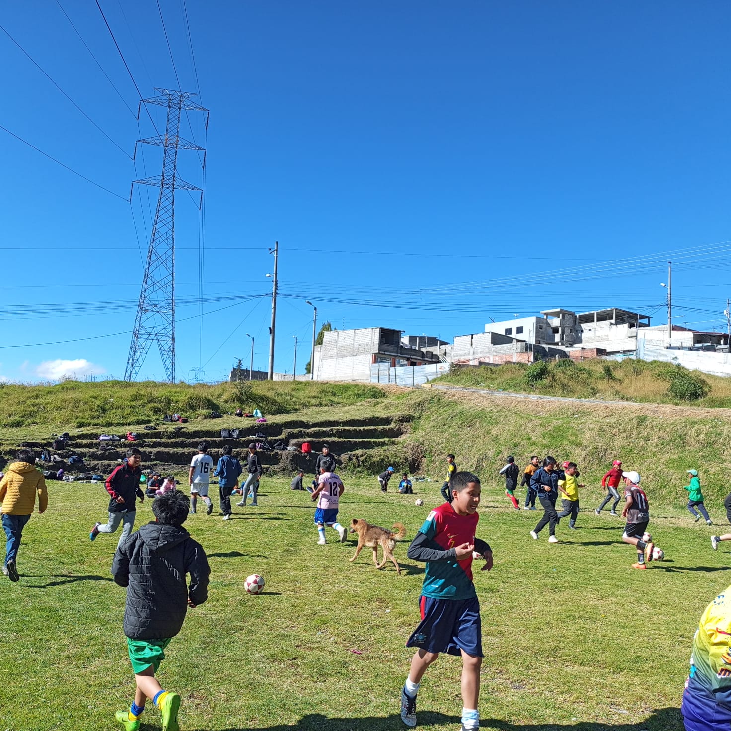 Niños corriendo en campo de entrenamiento